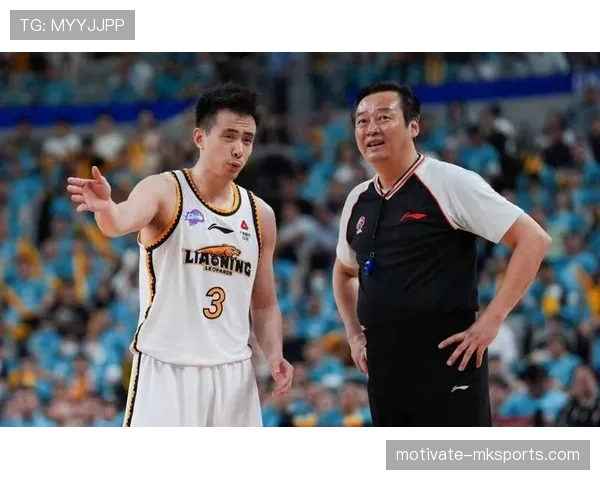 赵继伟家的冰箱里塞满了能量胶，连饮料都得排队放